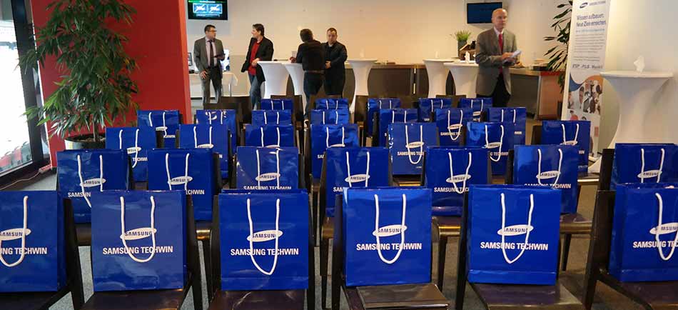 Stühle mit Begrüßungstaschen von Samsung