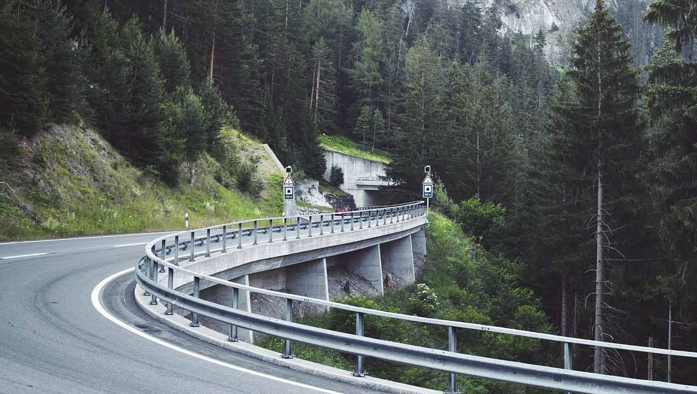 Autotunnel in den Bergen